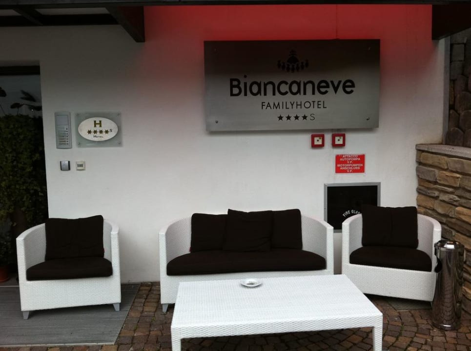 Relaxen im Eingangsbereich Hotel Biancaneve