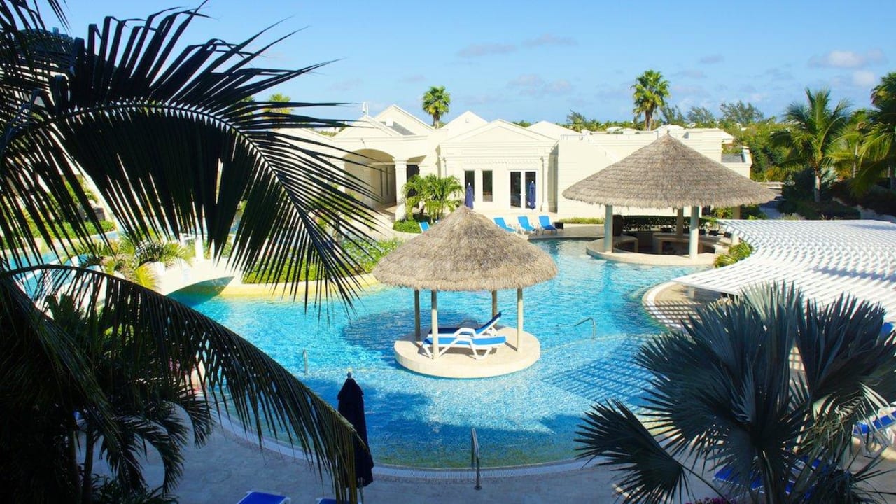 Der Innenhof mit Pool Hotel The Atrium Resort