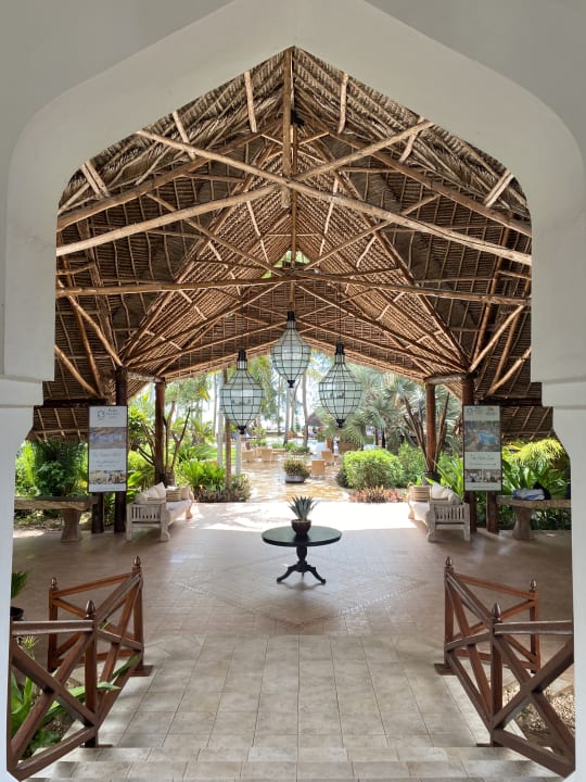 Lobby Bluebay Beach Resort & Spa