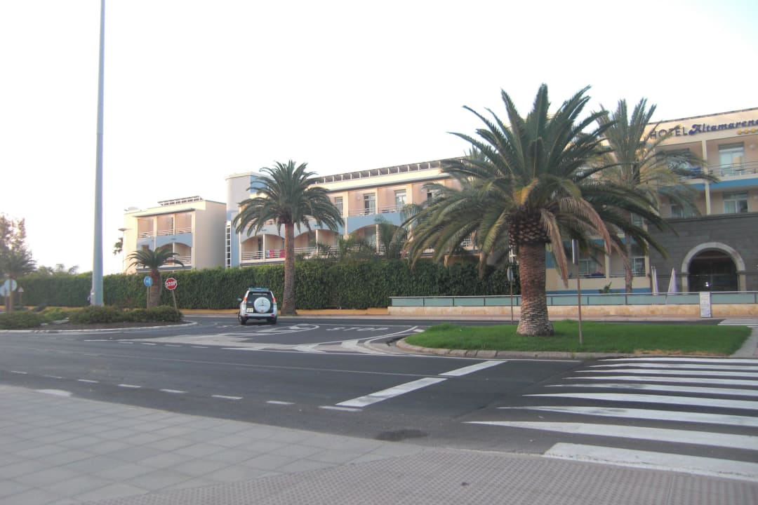 Von der anderen Straßenseite IFA Altamarena by Lopesan Hotels