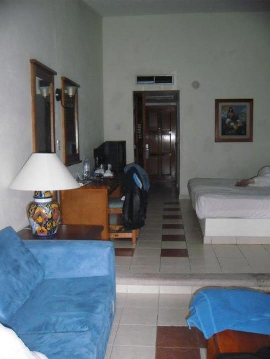 Blick vom Balkon ins Zimmer zum Eingang hin Sandos Playacar Beach Resort