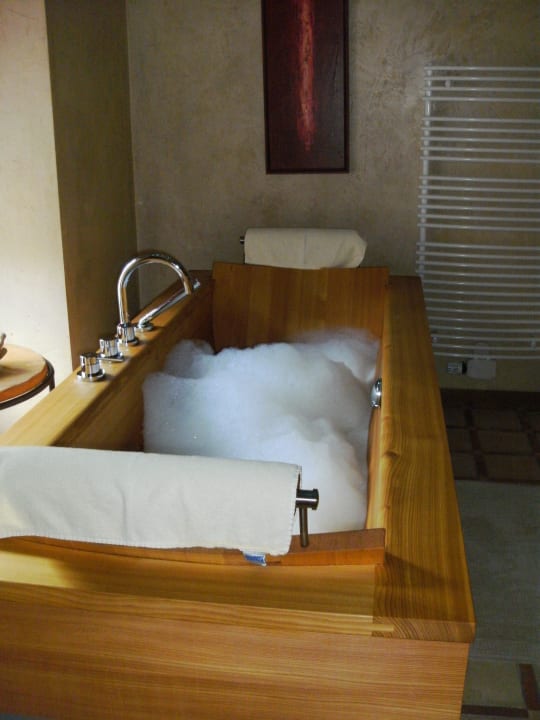 Super tolle Holzbadewanne mit Platz für 2 Hotel Alpin Spa Tuxerhof
