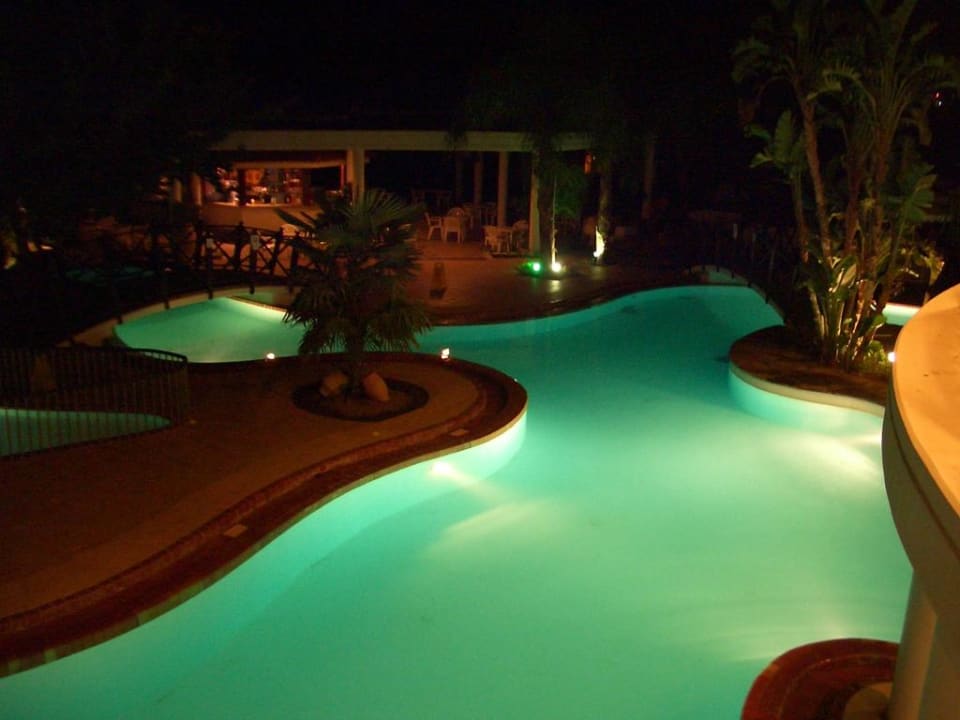 Pool bei Nacht Hotel Calypso Beach