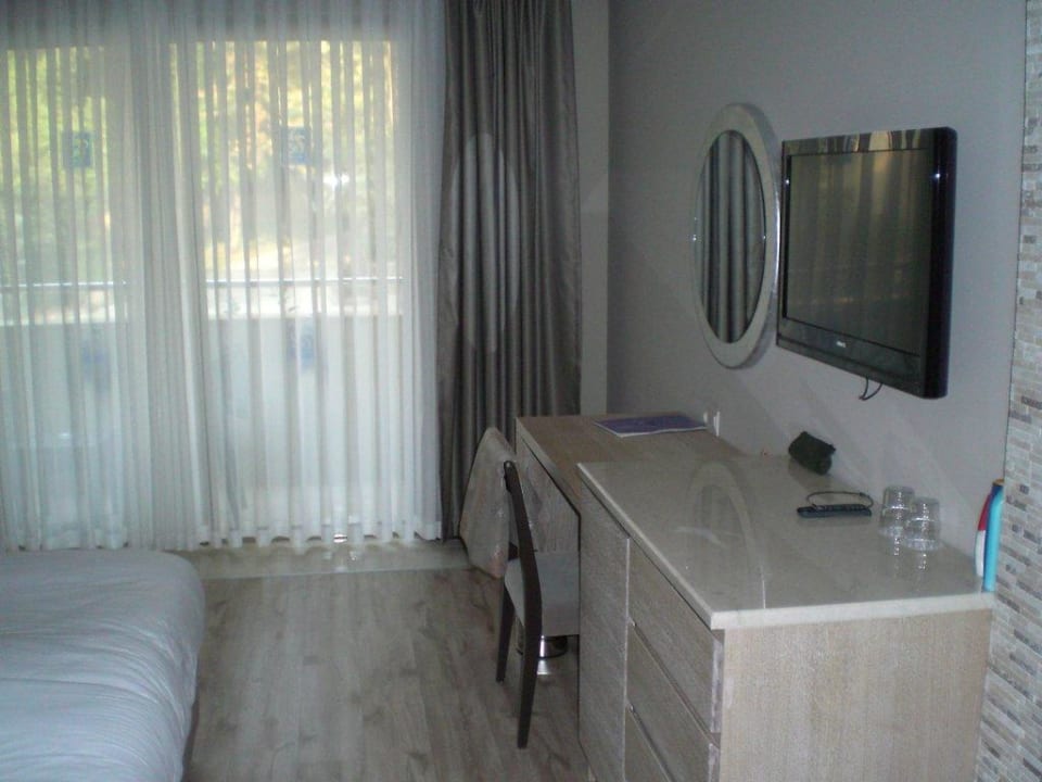 Schreibtisch, Schrank, Minibar, Spiegel und TV Melas Holiday Village