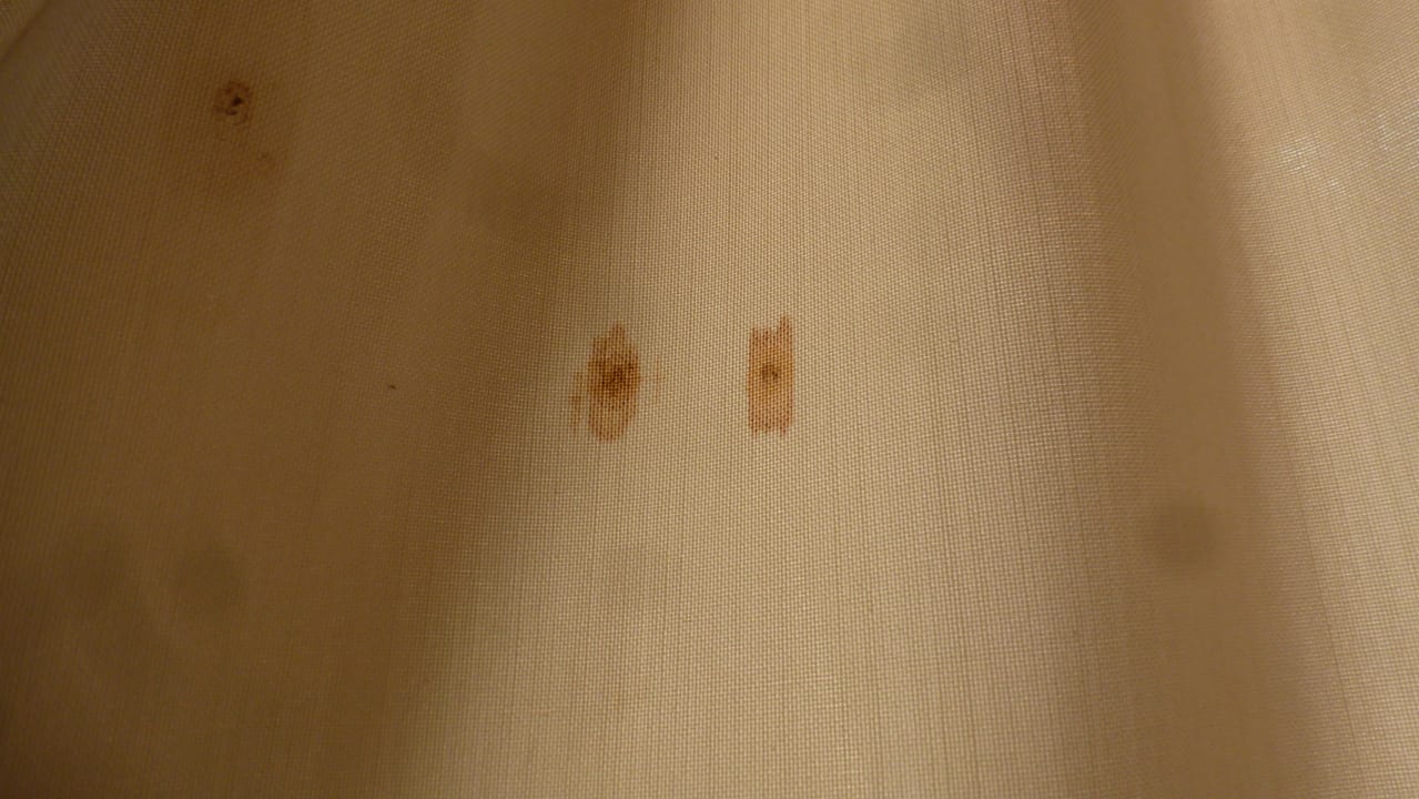 Zimmer 0709 alte Blutflecken in Gardine Hotel Rawabi Marrakech & Spa