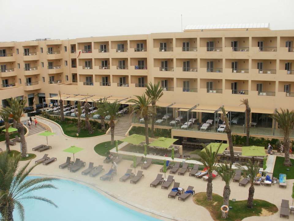 Ausblick aus dem Zimmer auf den Pool und Poolbar Hotel Rosa Beach