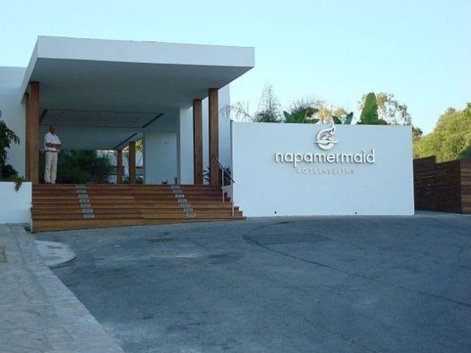 Eingang am Tag Napa Mermaid Hotel & Suites