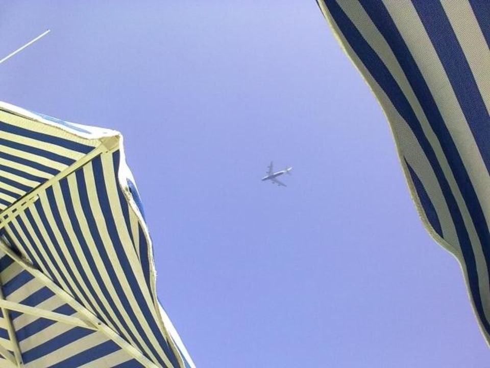 Überfliegendes Flugzeug TUI KIDS CLUB Alex Beach