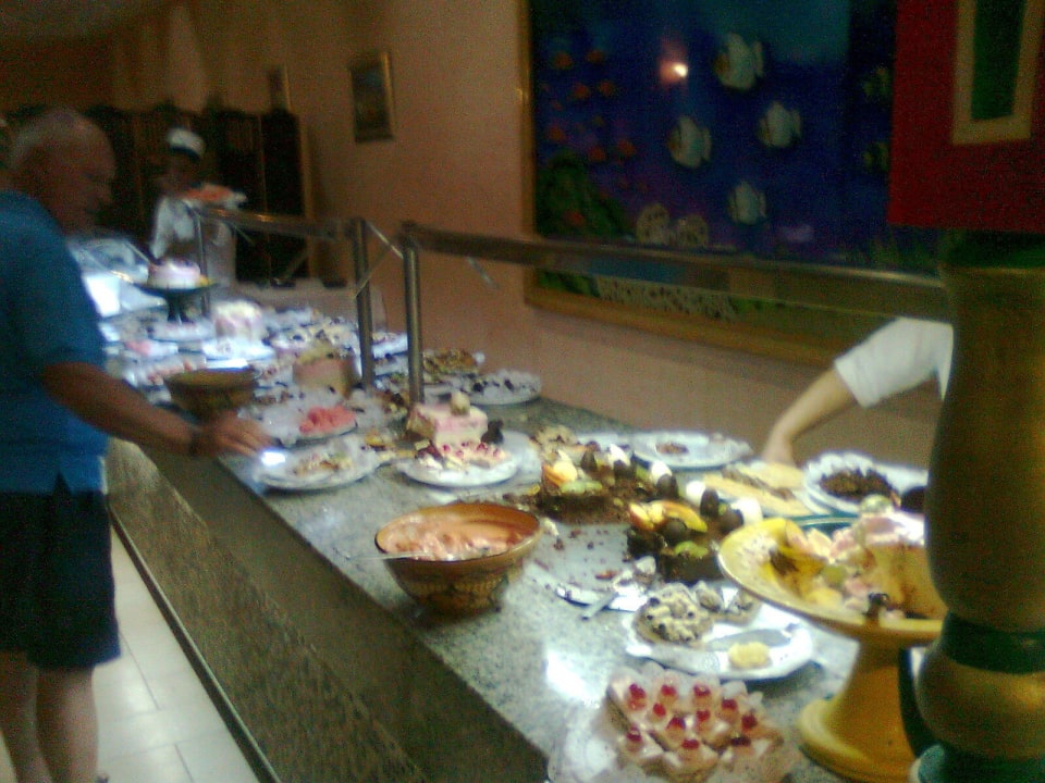 Abends, ein kleiner Ausschnitt vom Dessert! Hotel Paradis Palace