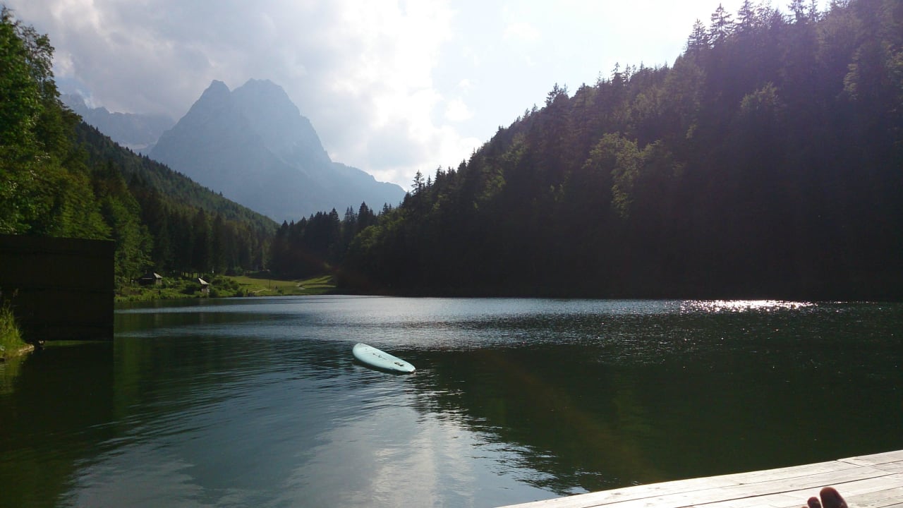 Riessersee mit Blick auf das Zugspitzmassiv  Riessersee Hotel