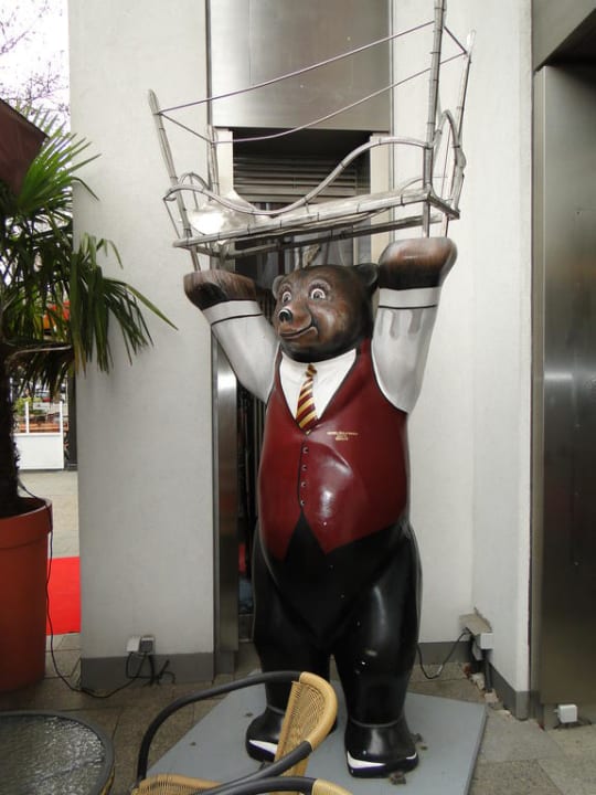 Berliner Bär des Hotels am Eingang Leonardo Hotel Berlin KU´DAMM