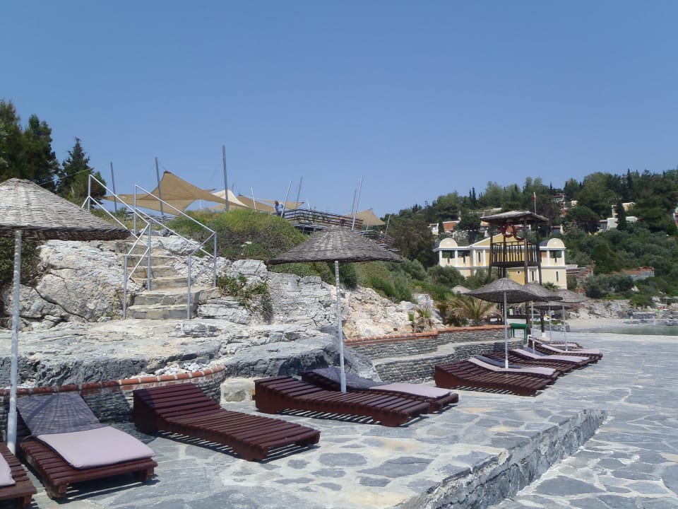 Jedna z plaż Hotel Pine Bay Holiday Resort