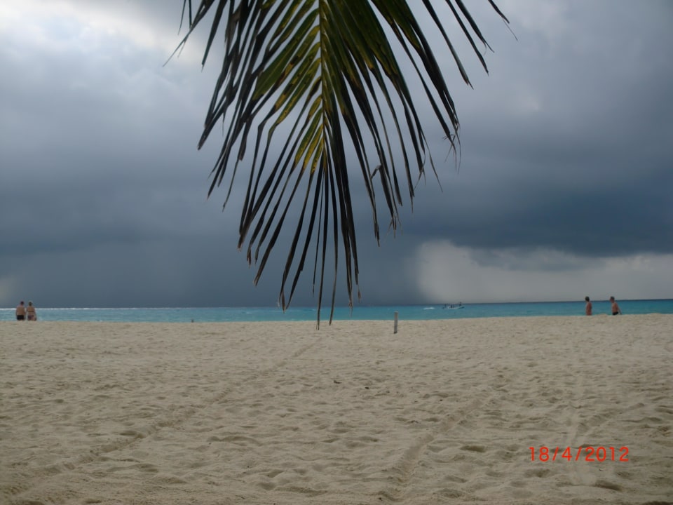 Strand, da kommt der Regen Hotel Riu Tequila