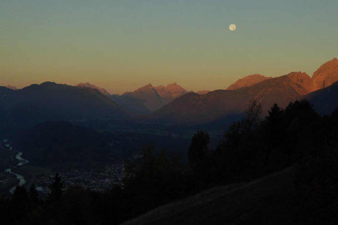 Sicht vom Balkon vor Sonnenaufgang mit Vollmond Hotel Habhof Garni