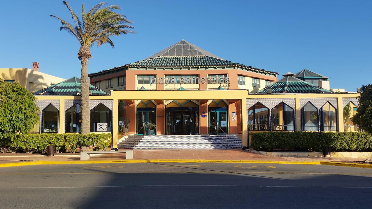 Eingang des Hotels H10 Playa Esmeralda - Adults only