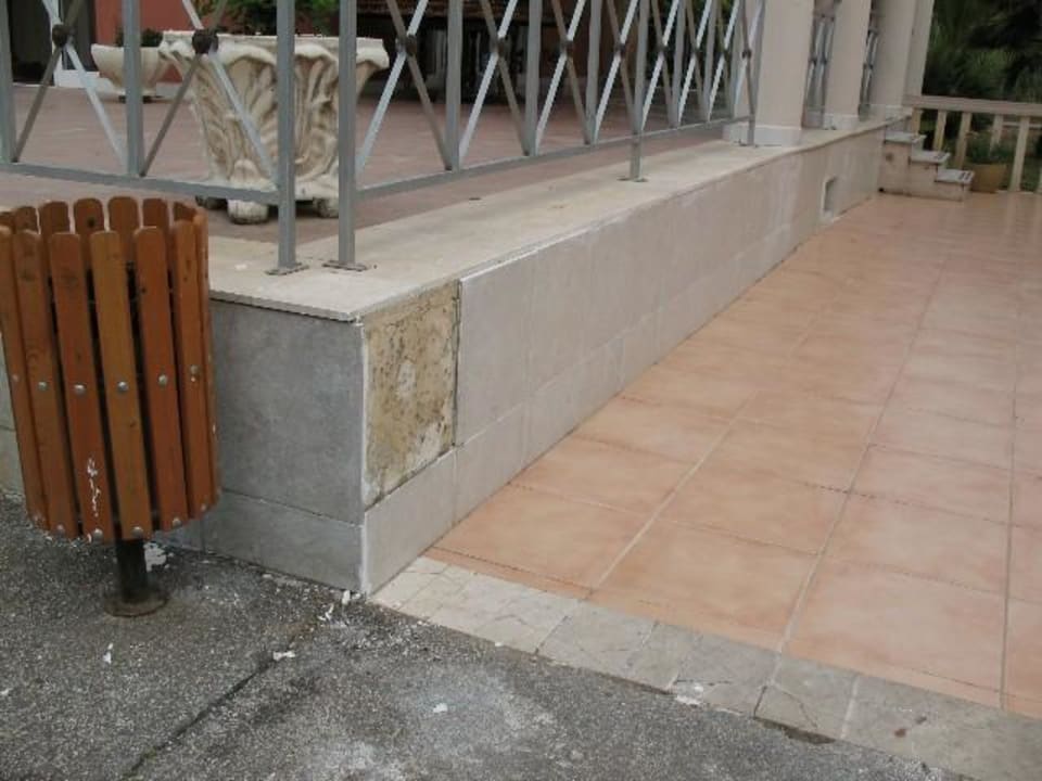 Ungepflegtes Außengelände Sandy Beach Resort