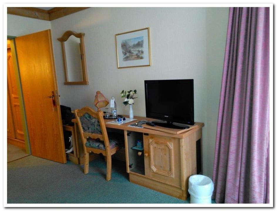 Schreibtisch mit TV AKZENT Hotel Thiemann & Restaurant Zur Jägerklause