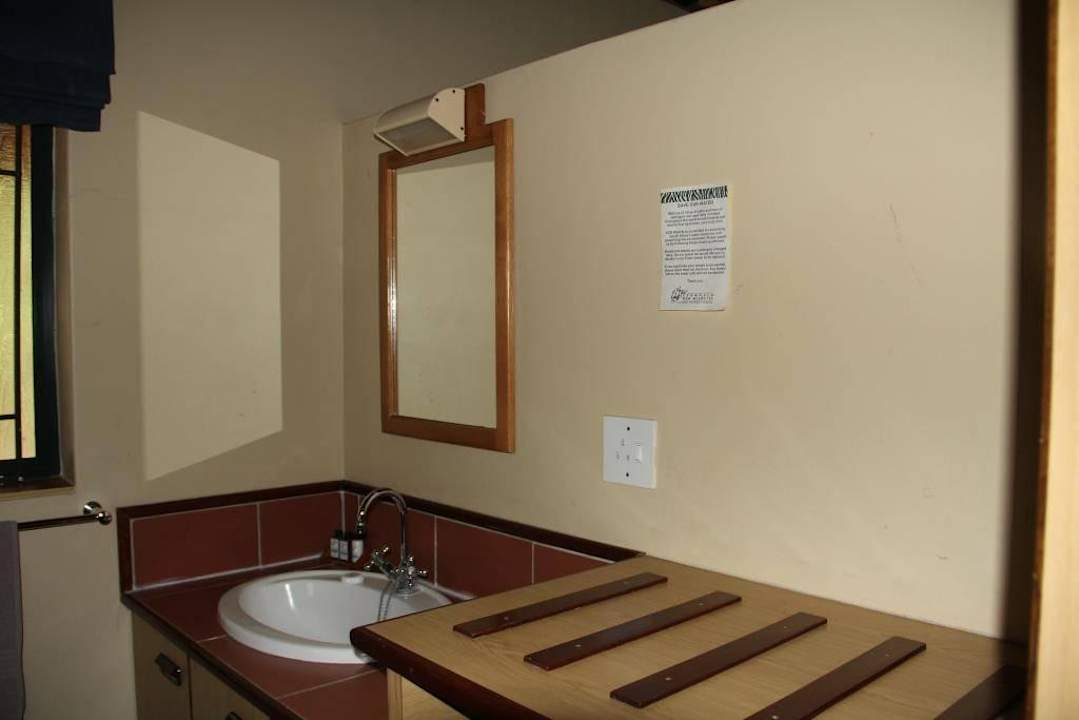 Waschbecken mit Kofferauflage vor dem Bad-WC Giants Castle Camp