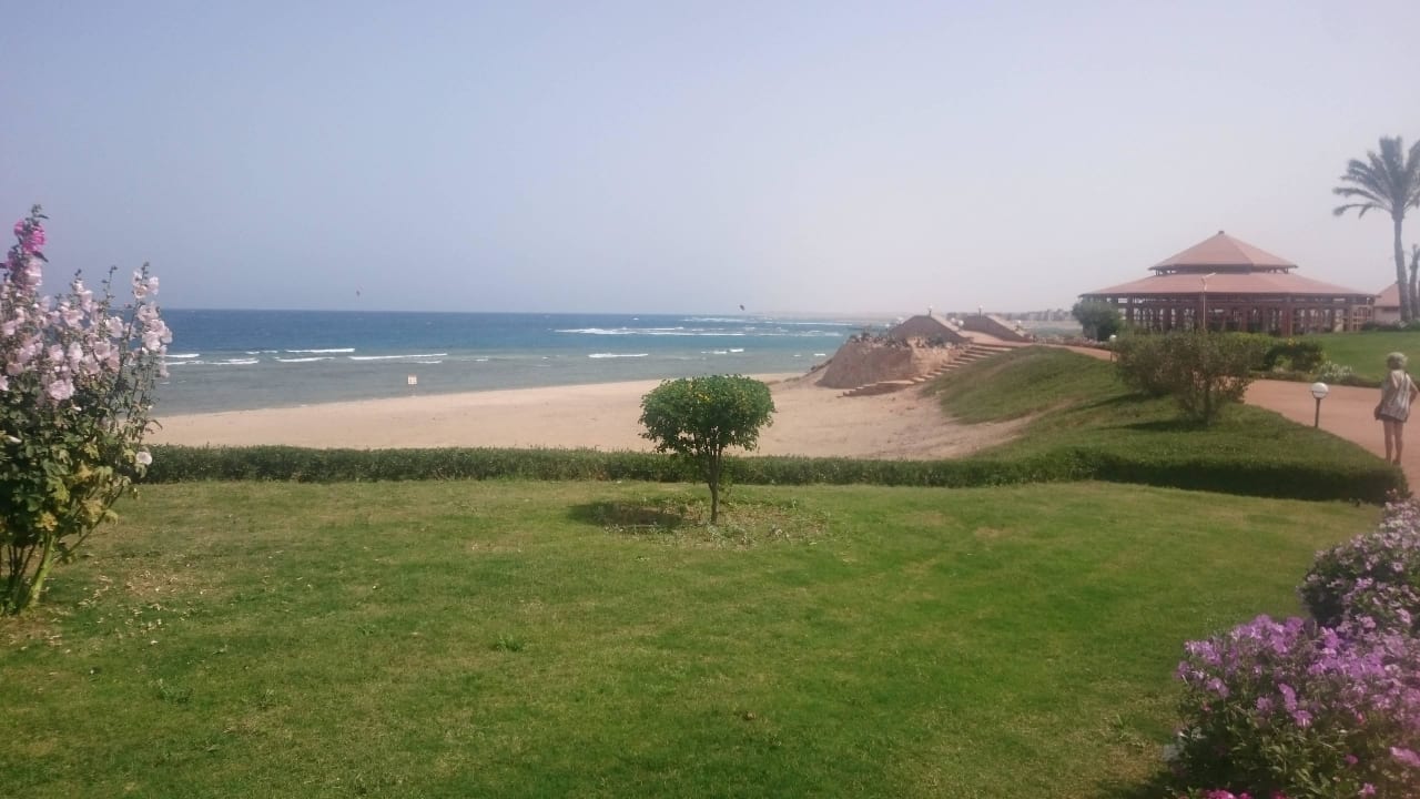 Ungenutzter Strand und Bar/A-la-carte Restaurant Three Corners Equinox Beach Resort