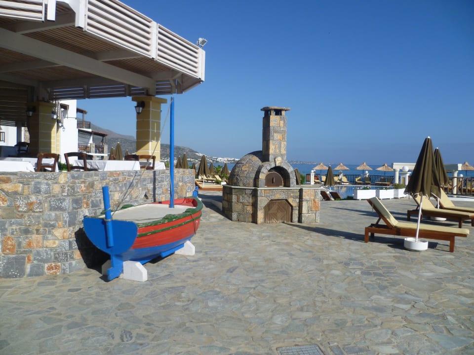 "Deko" neben Pool Alexander Beach Hotel & Village Resort