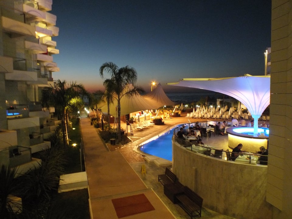 Nocny widok z pokoju na basen, bar i restaurację Grand Belish Resort Hotel & Spa