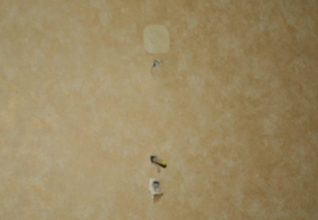 Löcher in der Wand Hotel Days Inn Neptune