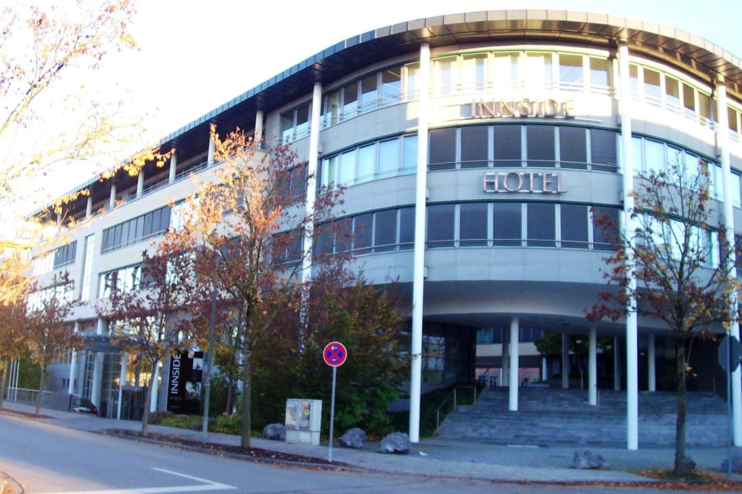 Hotel von der Straße aus gesehen FOUR Munich Neue Messe