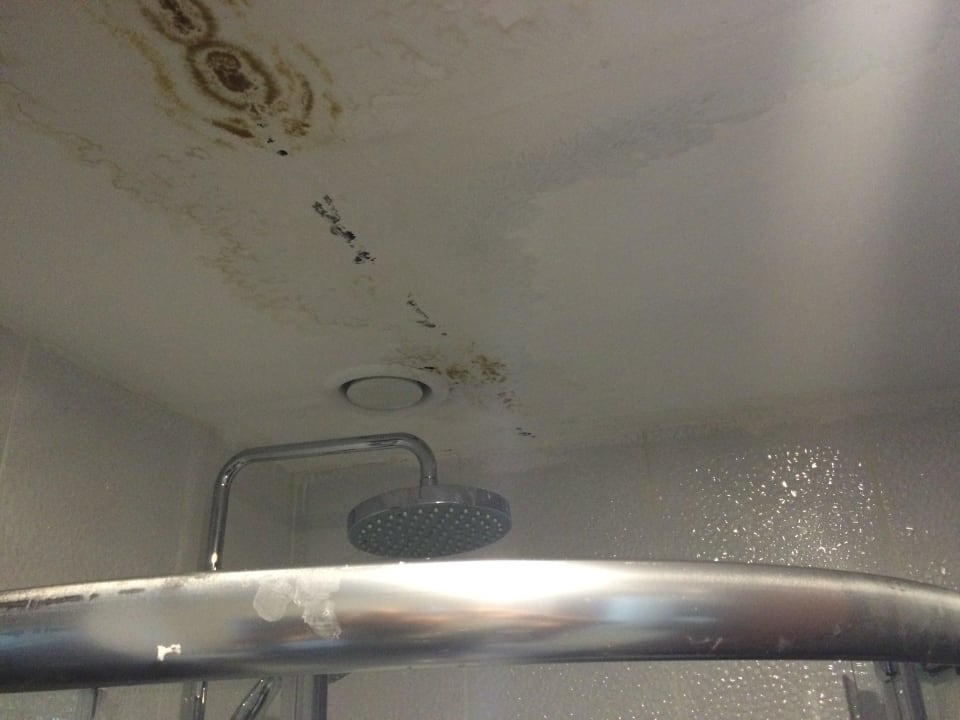 Schimmel im Badezimmer oberhalb der Dusche Maya World Park Hotel