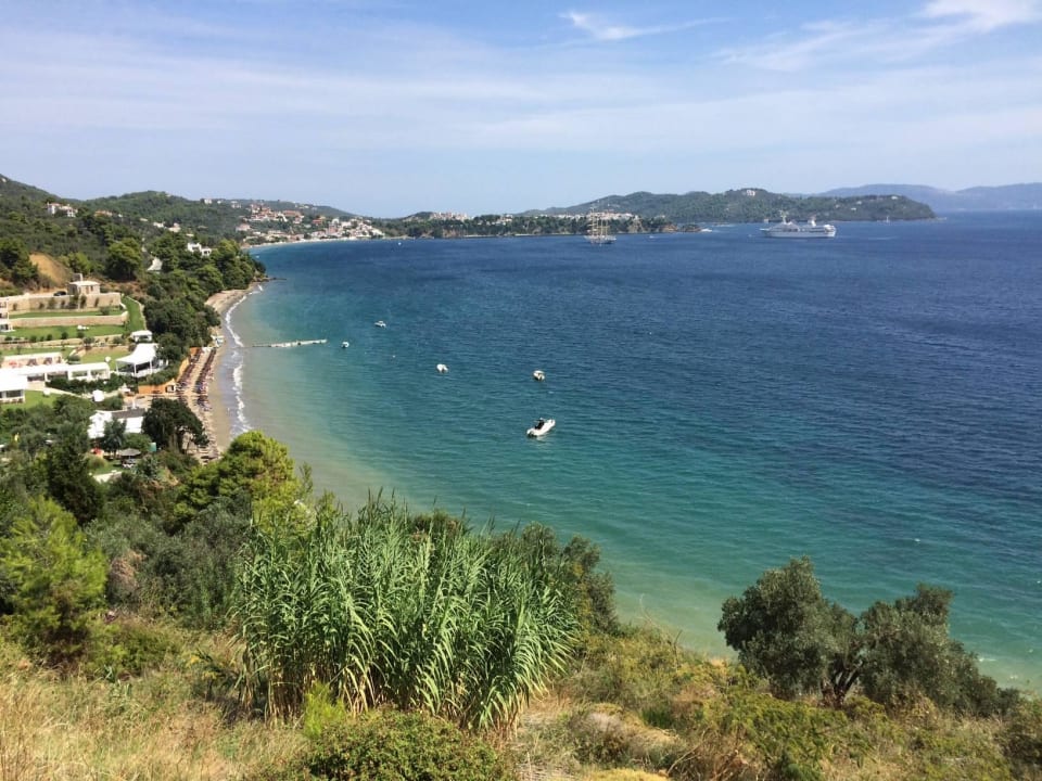 Ausblick über die Bucht bis nach Skiathos Stadt.  Hotel Vassilias Beach
