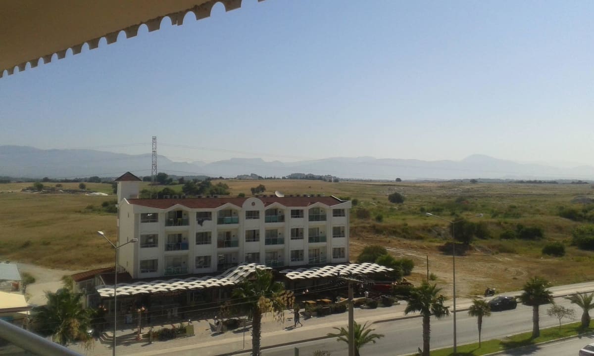 Von dort nach links Geschäfte die Sraße lang runte Seaden Corolla Hotel