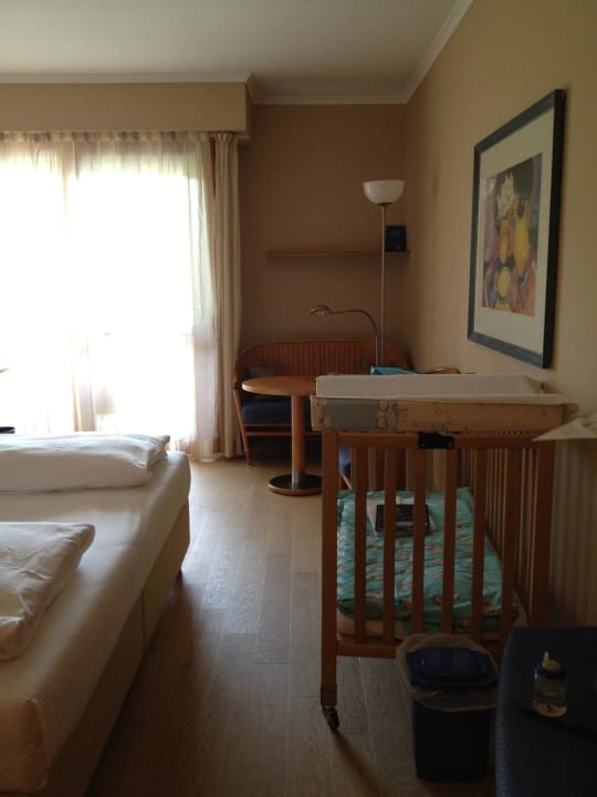 Gitterbett im Doppelzimmer Reiters Finest Family Hotel