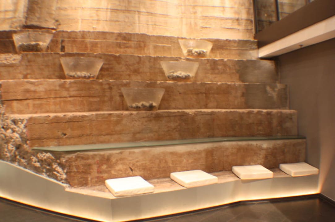 Sitzbereich vor den Aufzügen Mövenpick Hotel Hamburg