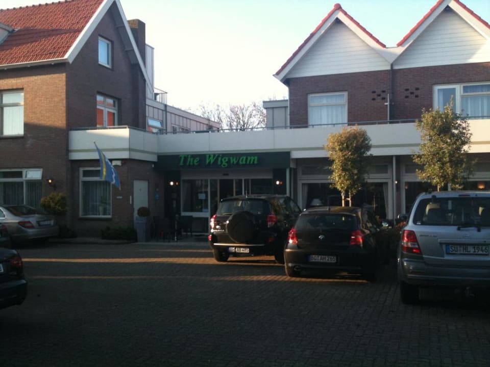 Vor dem Eingang Hotel the Wigwam