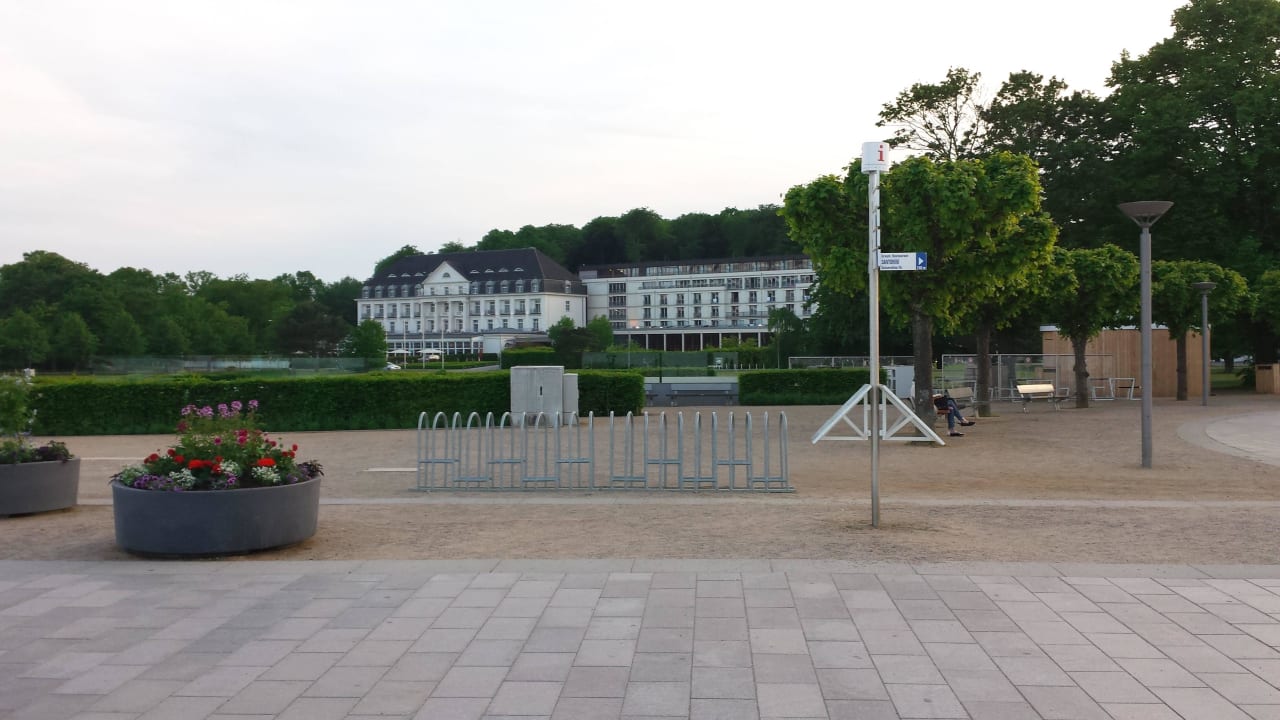 Blick aufs Hotel von der Promenade aus A-ROSA Travemünde
