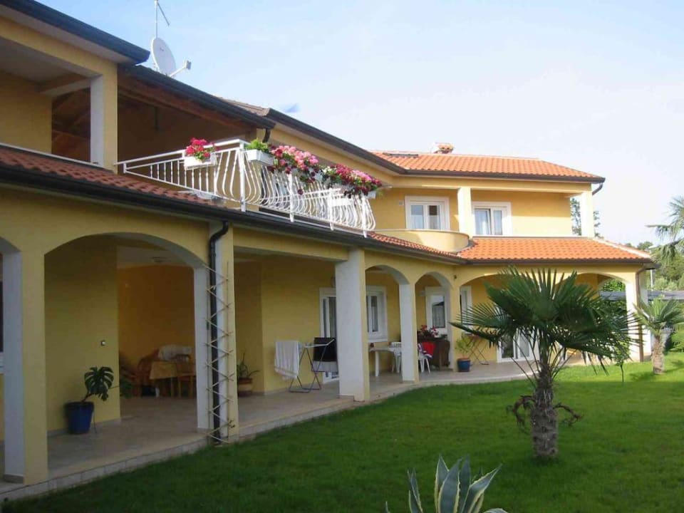 Garten mit Blick auf Terrasse Haus Mediteran
