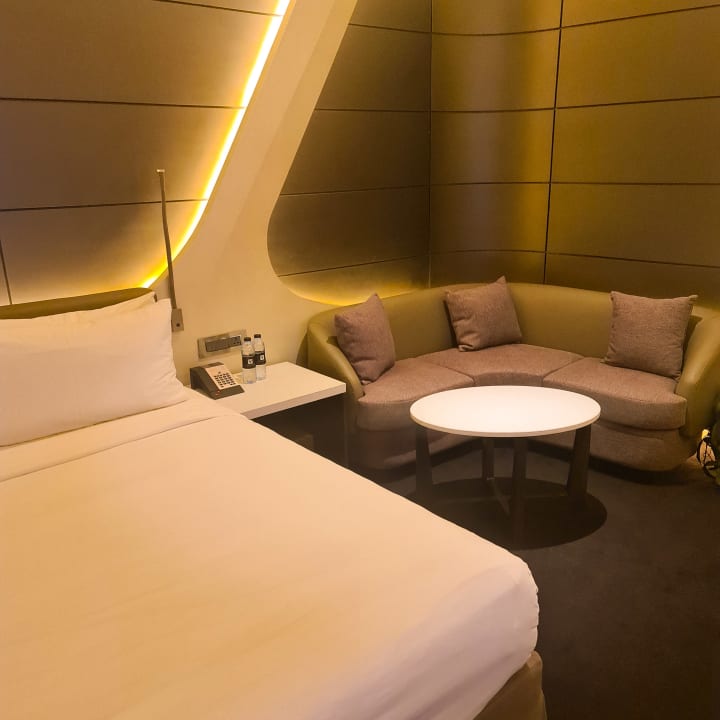 Zimmer V Hotel Dubai, Curio Collection by Hilton