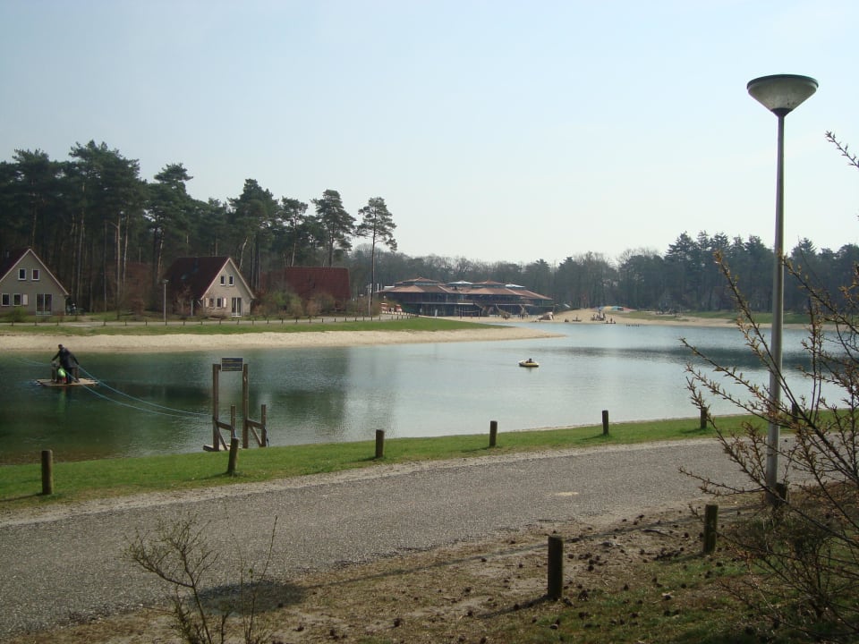 See, hinten das Hauptgebäude Ferienpark Landal Landgoed 't Loo