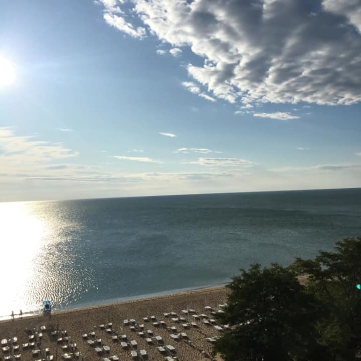 Widok z okna VI piętra na plażę i morze. GRIFID Encanto Beach