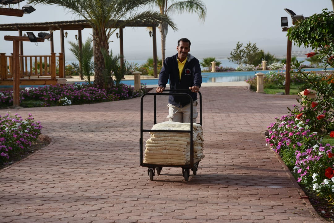 Strandboy mit  frischen Handtüchern Lahami Bay Beach Resort
