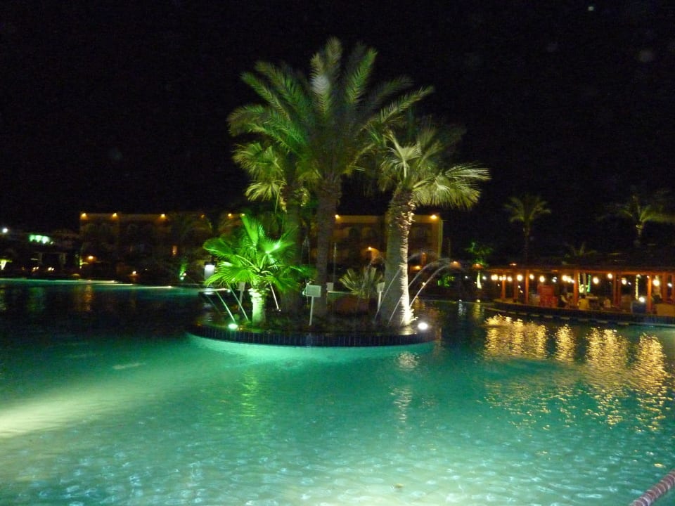 Poolbar am Abend Desert Rose