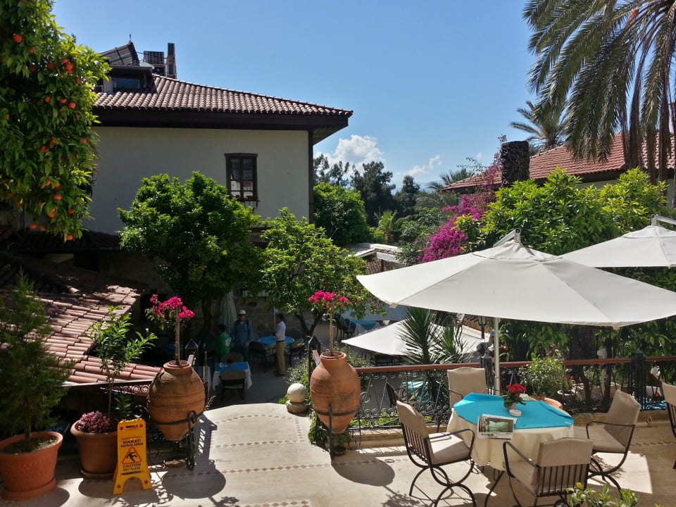 Vom Haupthaus/Rezeption zum Innenhof Dogan Hotel by Prana Hotels & Resorts