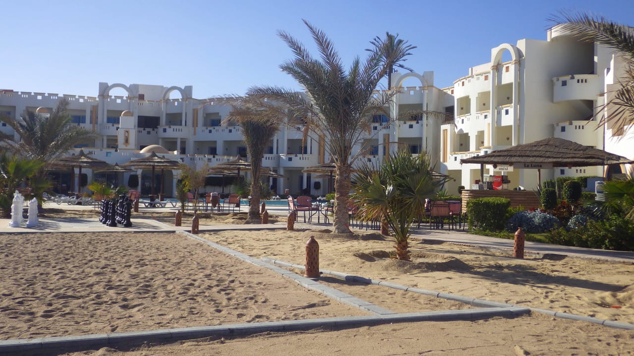 Blick vom Strand Richtung Pool Coral Sun Beach