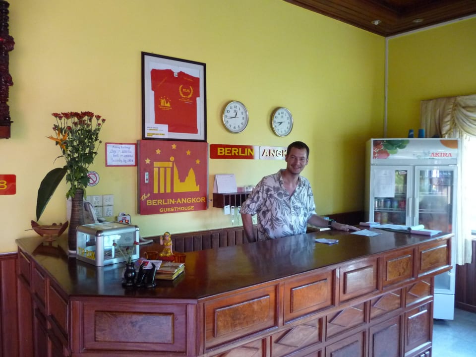 Timon, im Hintergrund der Kühlschrank Guesthouse Berlin Angkor