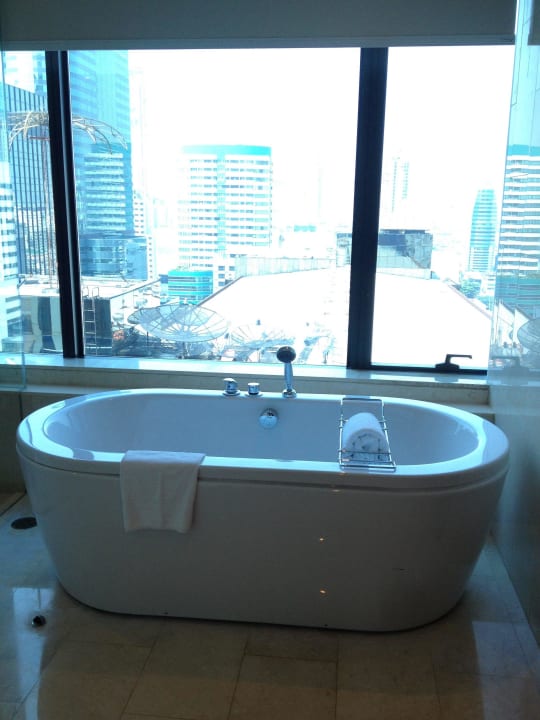 Bathroom in junior suit Hotel Renaissance Bangkok Ratchaprasong