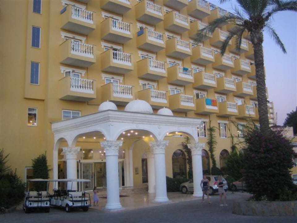 Wejscie do głównego budynku Larina Resort Spa & Hotel