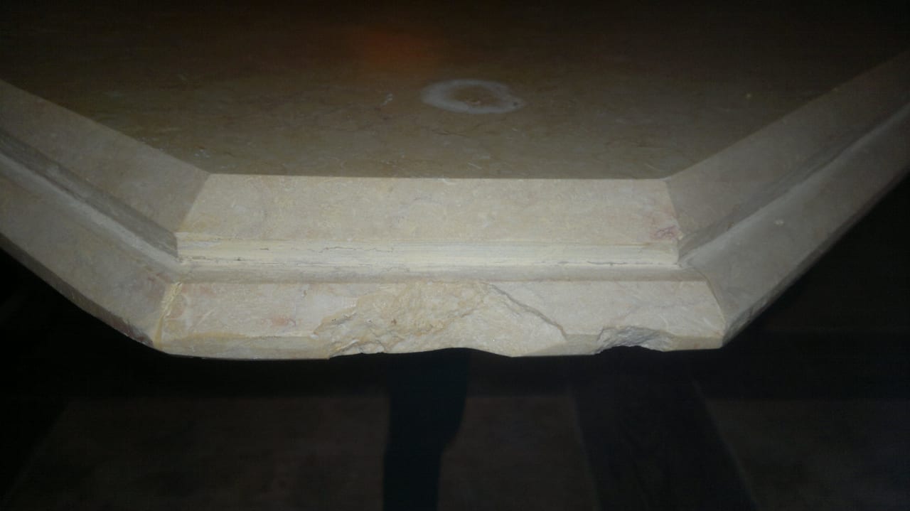 Ebenfalls kaputter Tisch in unserem Deluxe-Zimmer Pickalbatros Citadel Resort