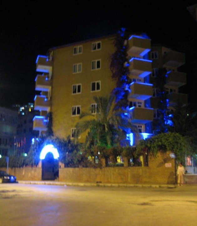 Außenansicht bei Nacht Atak Apart Hotel