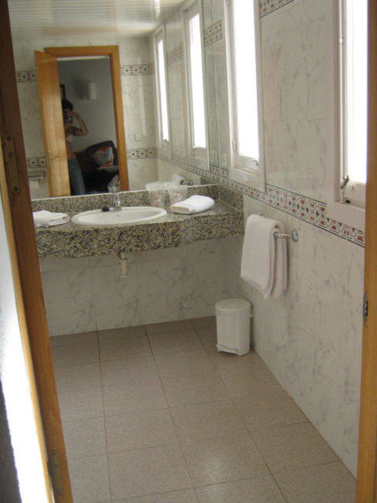 Bad Hotel Kilimanjaro