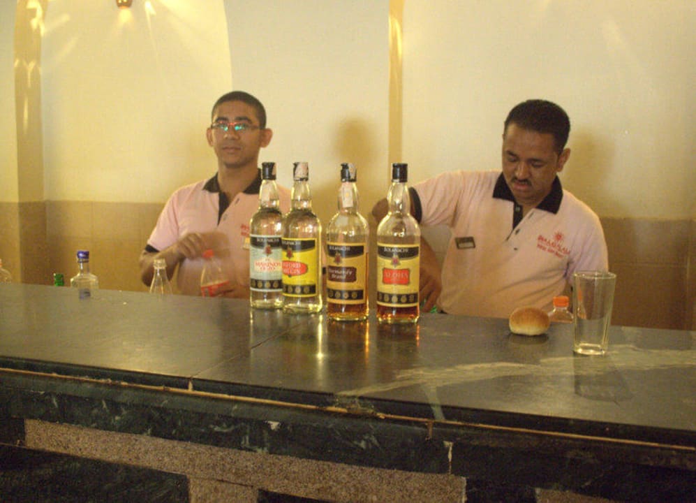 Друзья-бармены Shams Alam Beach Resort