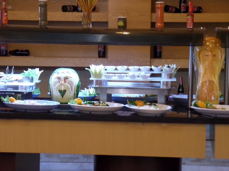 Schnitzkunst am Salatbuffet Hotel Defne Garden